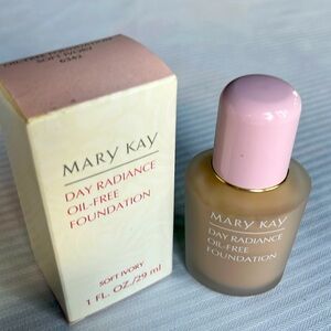 MK Soft Ivory Day Radiance Oil-Free Foundation #6342
